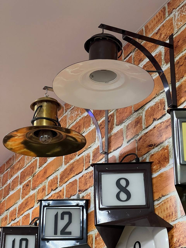 <p>Фонарь на стене</p>