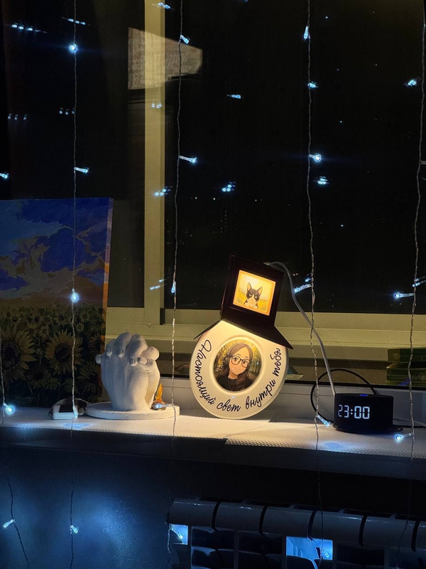 <p>Знак &laquo;Мини&raquo; с&nbsp;подсветкой от&nbsp;сети 220&nbsp;В в интерьере.</p>