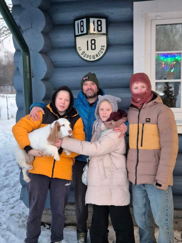 <p>Новгородский знак с рельефными символами</p>