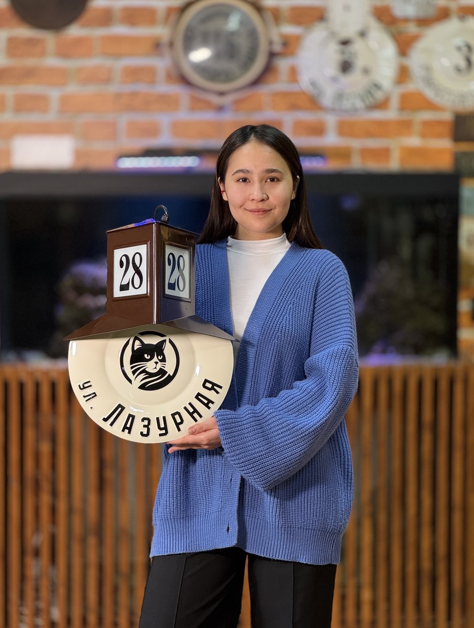 <p>Петроградский знак с рельефным изображением по центру</p>