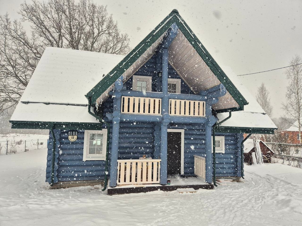 <p>Новгородский знак на деревянном фасаде дома</p>