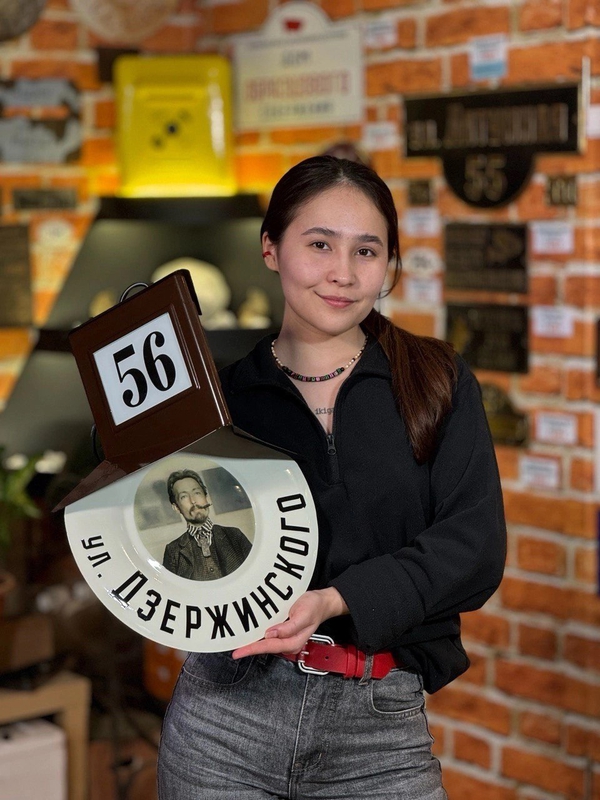 <p>Петроградский знак с портретом по центру</p>