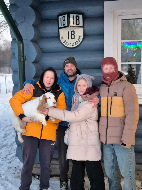 <p>Новгородский знак с рельефными символами</p>